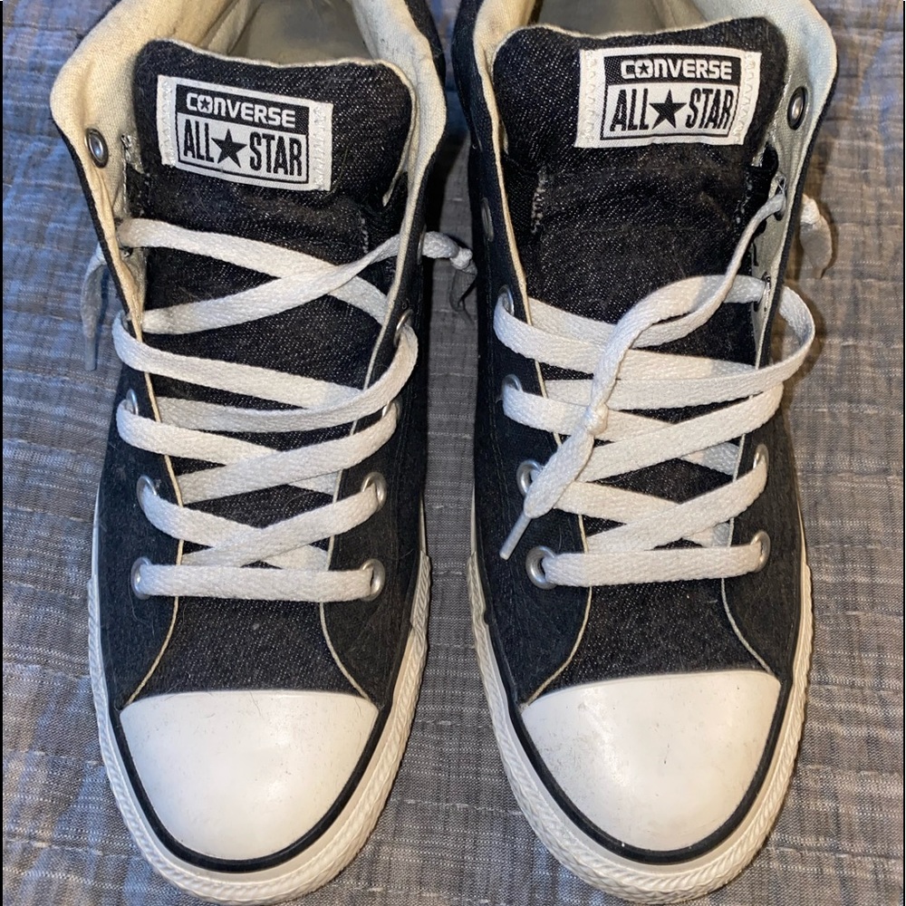 Converse mid top.